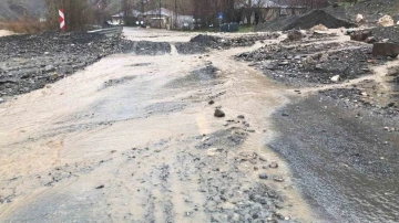 Hakkari’de çığdan sonra sel meydana geldi
