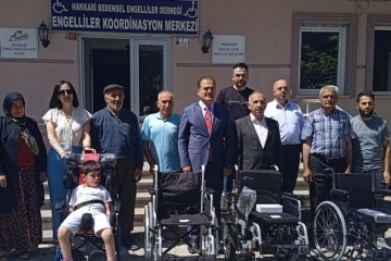 Hakkari’de engellilere sandalye dağıtıldı