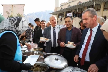 Hakkari’de Filistin’e destek amaçlı hayır çarşısı kuruldu
