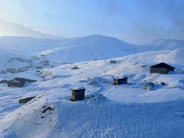 Hakkari’de kardan kapanan yolları açma çalışmaları sürüyor
