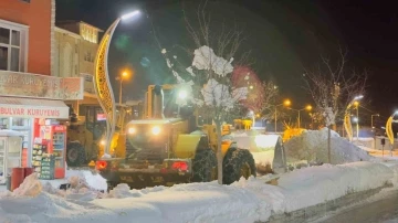 Hakkari’de karla mücadele çalışması sürüyor