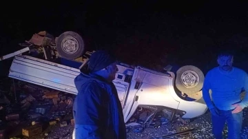 Hakkari’de lastiği patlayan kamyonet kaza yaptı: 2 hafif yaralı
