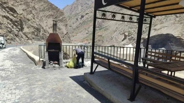 Hakkari-Van karayolu çöplerden temizlendi
