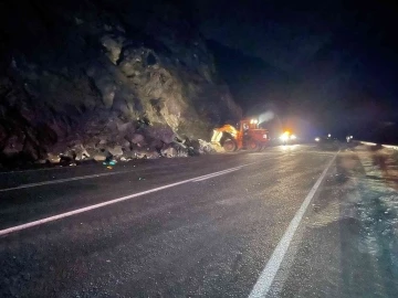 Karla karışık yağmur nedeniyle yola kaya düştü!