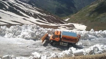 Hakkari'de ekiplerin kar mesaisi devam ediyor