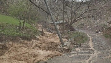 Hakkari'de sağanak taşkınlara neden oldu