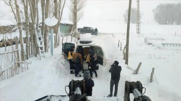 Hakkari'de yolu kapanan mezrada rahatsızlanan kadın ekiplerin çabasıyla hastaneye ulaştırıldı