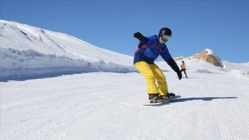 Hakkari'deki kayak merkezinde yılbaşı hareketliliği