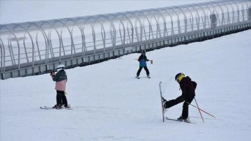 Hakkari'deki kayakseverler, kar ve sisli havada kayak keyfi yaşadı