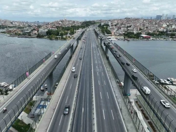 Haliç Köprüsü’nde asfalt yenileme çalışması kilometrelerce araç kuyruğu oluşturdu
