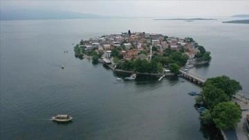 Haliç'ten sultan kayığıyla Marmara Denizi ve dereyi geçip Uluabat Gölü'ne geldi