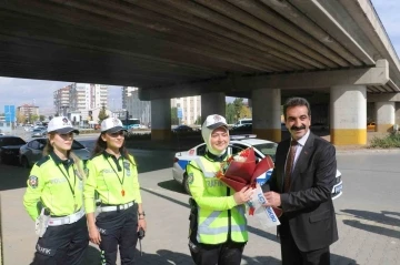 Halk otobüsü şoförlerinden kadın polislere sürpriz
