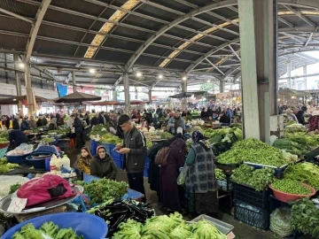 Halk pazarında fiyatlar düştü
