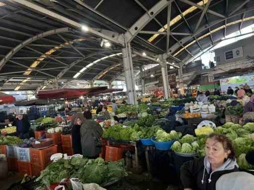 Halk pazarında fiyatlar yükseldi
