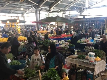 Halk pazarındaki fiyatlar vatandaşın yüzünü güldürdü
