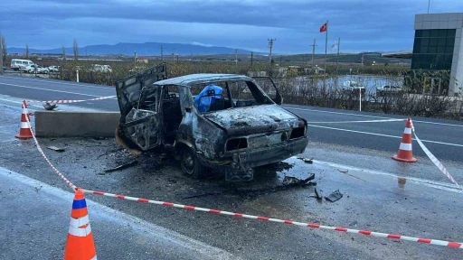 Hareket halindeki araç alev aldı: 2 ölü
