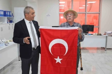 Hasan dede &quot;Bayrak&quot; Şiiri ile Başkan Kaplan’ı duygulandırdı
