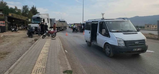 Hassa’da minibüsle çarpışan motosikletin sürücüsü yaralandı
