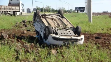 Hasta taşıyan araç otomobille çarpıştı, şarampole uçtu: 4 yaralı
