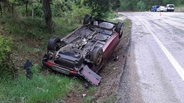 Hastaneye giden çiftin otomobili takla attı: 1 yaralı
