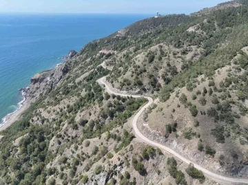 Hatay Büyükşehir Belediye ekipleri Arsuz ilçesinde yol, bakım ve onarım çalışmalarına başladı
