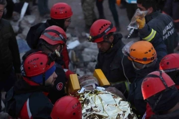 86 SAAT SONRA GELEN MUCİZE! Hatay’da abla kardeş enkazdan sağ kurtarıldı