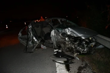 Hatay’da bariyerlere çarpan otomobil hurdaya döndü: 1 ölü
