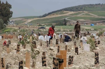 Hatay’da bayram öncesinde mezarlıklarda büyük hüzün
