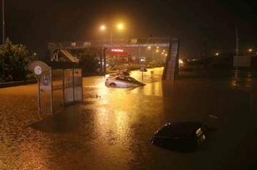 Hatay’da caddeler göle döndü, araçlar suya gömüldü
