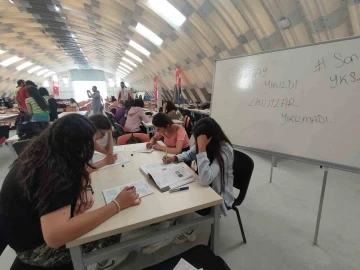 Hatay’da depremi kapı dışında bırakıp, umutlarını kaleme taşıdılar
