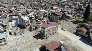 Hatay’da enkazların gölgesinde bayram hazırlığı
