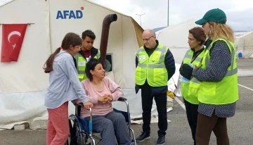 Hatay’da görev yapan Pamukkale HEM ekibi engelli depremzedeyi sevindirdi
