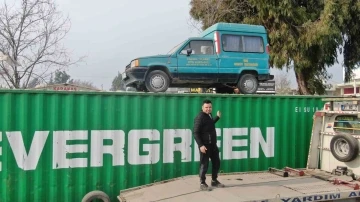 Hatay’da ilginç görüntü: Konteyner üzerindeki aracı gören bir daha bakıyor
