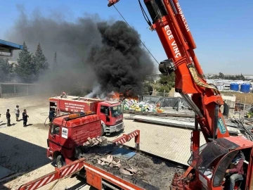 Hatay’da kauçuk fabrikası önünde yangın
