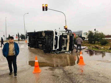 Hatay’da öğrenci servisi ile tır çarpıştı: 6 yaralı
