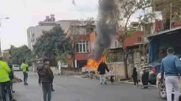 Hatay’da park halindeki otomobil alev alev yandı
