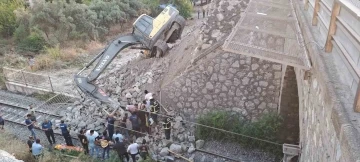 Hatay’da toprak altında kalan iş makinası operatörü kurtarıldı
