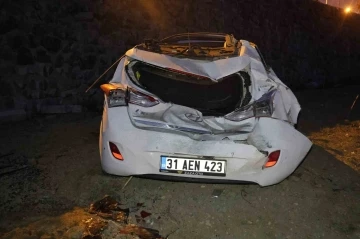 Hatay’da virajı alamayan otomobil istinat duvarından uçtu: 4 yaralı
