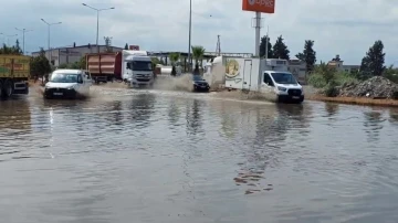 Hatay’da yağış sonrası yollar göle döndü
