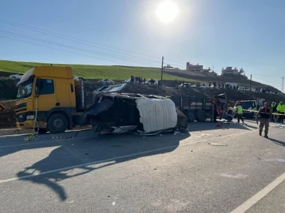 Hatay’da yolcu servisi park halindeki tıra çarptı: 6 ölü, 8 yaralı
