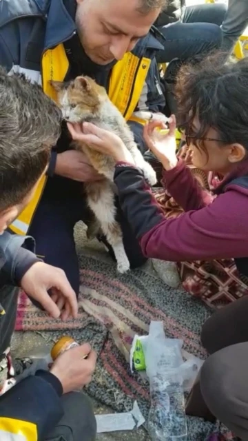 Hatay’da yürekleri ısıtan görüntüler