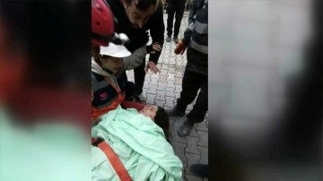 Hatay'da 9 aylık hamile kadın, 40 saat sonra enkazdan kurtarıldı