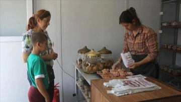 Hatay'da afetzede esnaf müşterilerini prefabrik çarşılarda karşılıyor