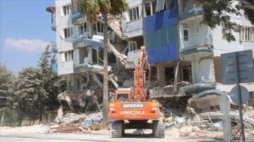 Hatay'da ağır hasarlı 6 bina kontrollü şekilde yıkıldı