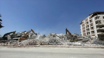 Hatay'da ağır hasarlı binaların kontrollü yıkımı devam ediyor