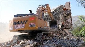 Hatay'da ağır hasarlı binaların yıkımı devam ediyor