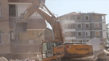 Hatay'da ağır hasarlı binaların yıkımı sürüyor