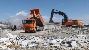 Hatay'da bina yıkım ve enkaz kaldırma çalışmaları 29 mahallede sürüyor