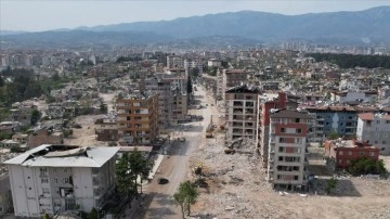 Hatay'da bina yıkım ve enkaz kaldırma çalışmaları devam ediyor