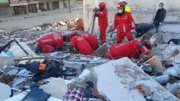 Hatay'da bir kız çocuğu enkazdan kurtarıldı